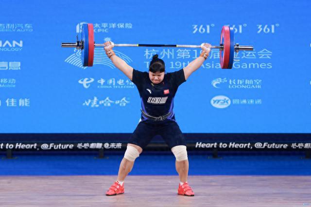 亚运会举重女子87公斤级 中国选手梁小梅无悬念夺金！